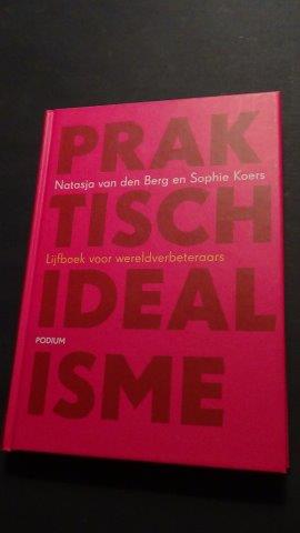 Berg, Natasja van den & Koers, Sophie - Praktisch idealisme. Lijfboek voor wereldverbeteraars.