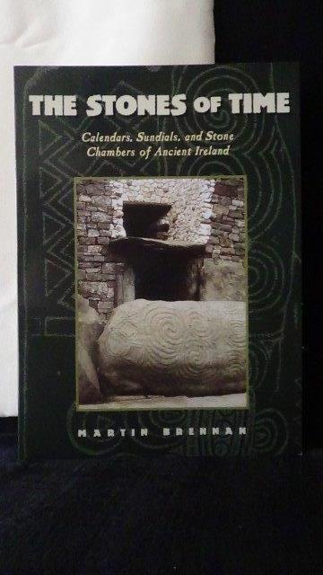 Brennan, Martin, - The stones of time. Calendars, Sundials and stone chambers of ancient Ireland.