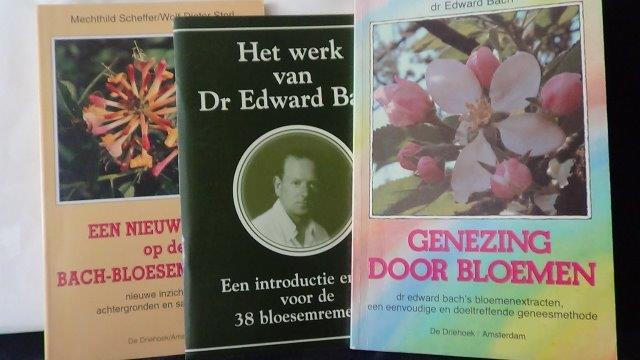 Bach, Dr. Edward, - Genezing door bloemen. Met repertorium. /  Het werk van Dr. Edward Bach. /  Een nieuwe visie op de Bach-Bloesemtherapie ( Scheffer, M. & Storl. W-D.) Drie boeken. 