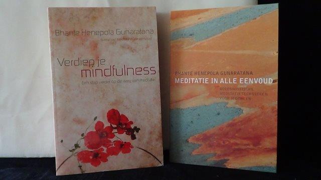 Gunaratana, Bhante Henepola, - Verdiep je mindfulness. Een stap verder op weg van de meditatie/ Meditatie in alle eenvoud. Boeddhistische meditatietechnieken voor iedereen. Twee boeken.