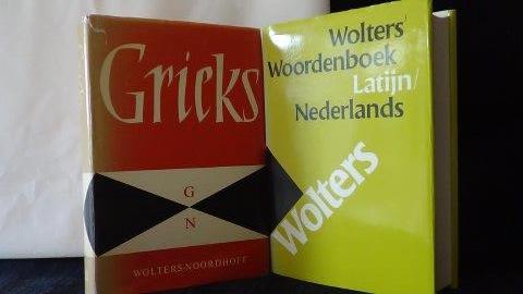 Boer, Dr. W. den & Leeman, Dr. A.D. bew., - Beknopt Grieks-Nederlands woordenboek & Beknopt Latijn - Nederlands woordenboek.